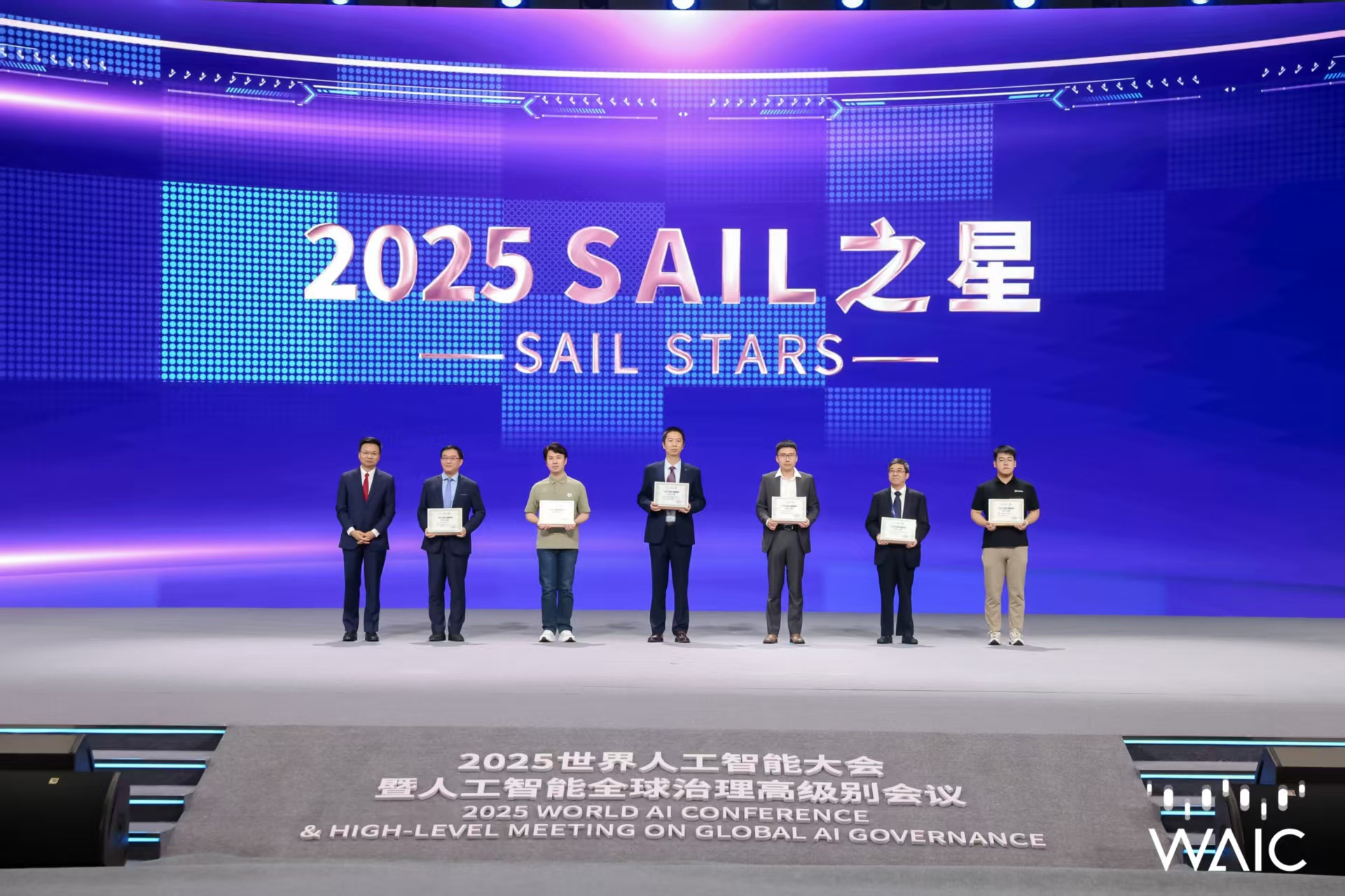 BB贝博艾弗森-引领显示技术升级，TCL携多款前沿新品亮相CES 2025